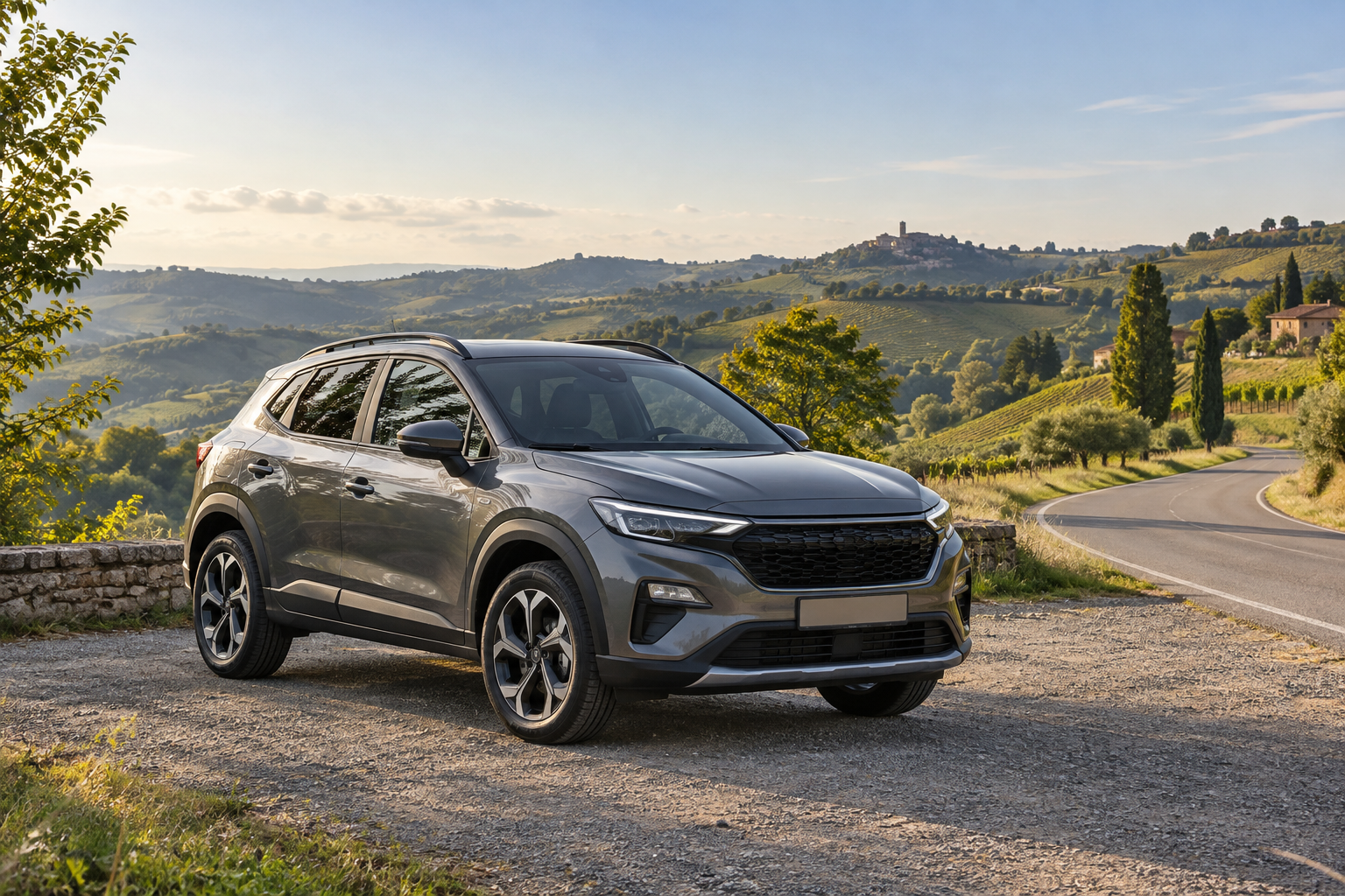 Crossover grigio tra le colline piemontesi